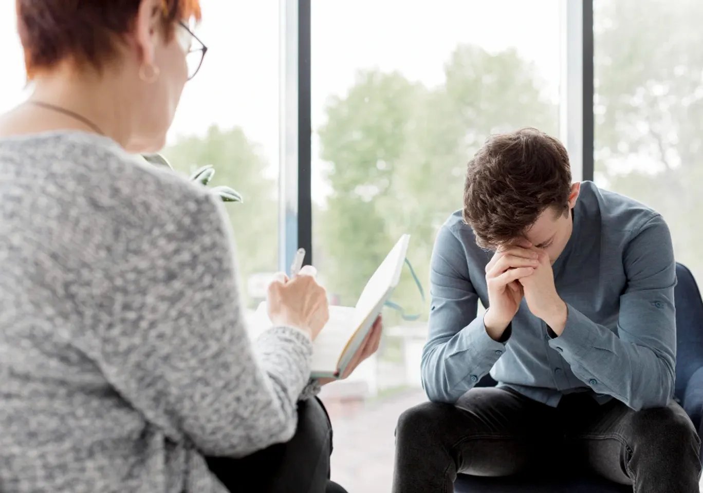 Terapia uzależnień Elbląg: konsultacja u terapeuty przy oknie