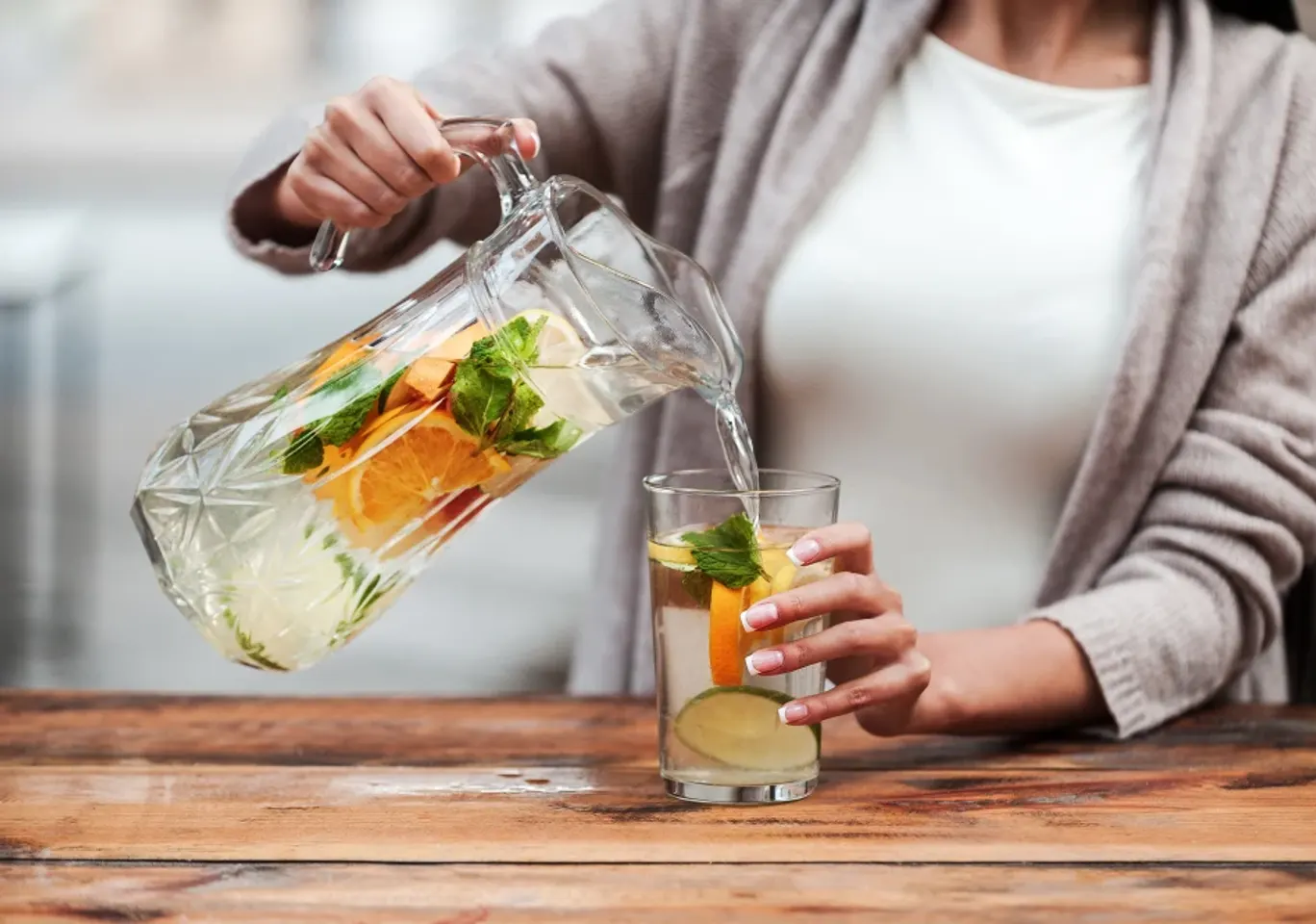 Leczenie alkoholizmu Elbląg: napój bezalkoholowy z owocami nalewany do szklanki