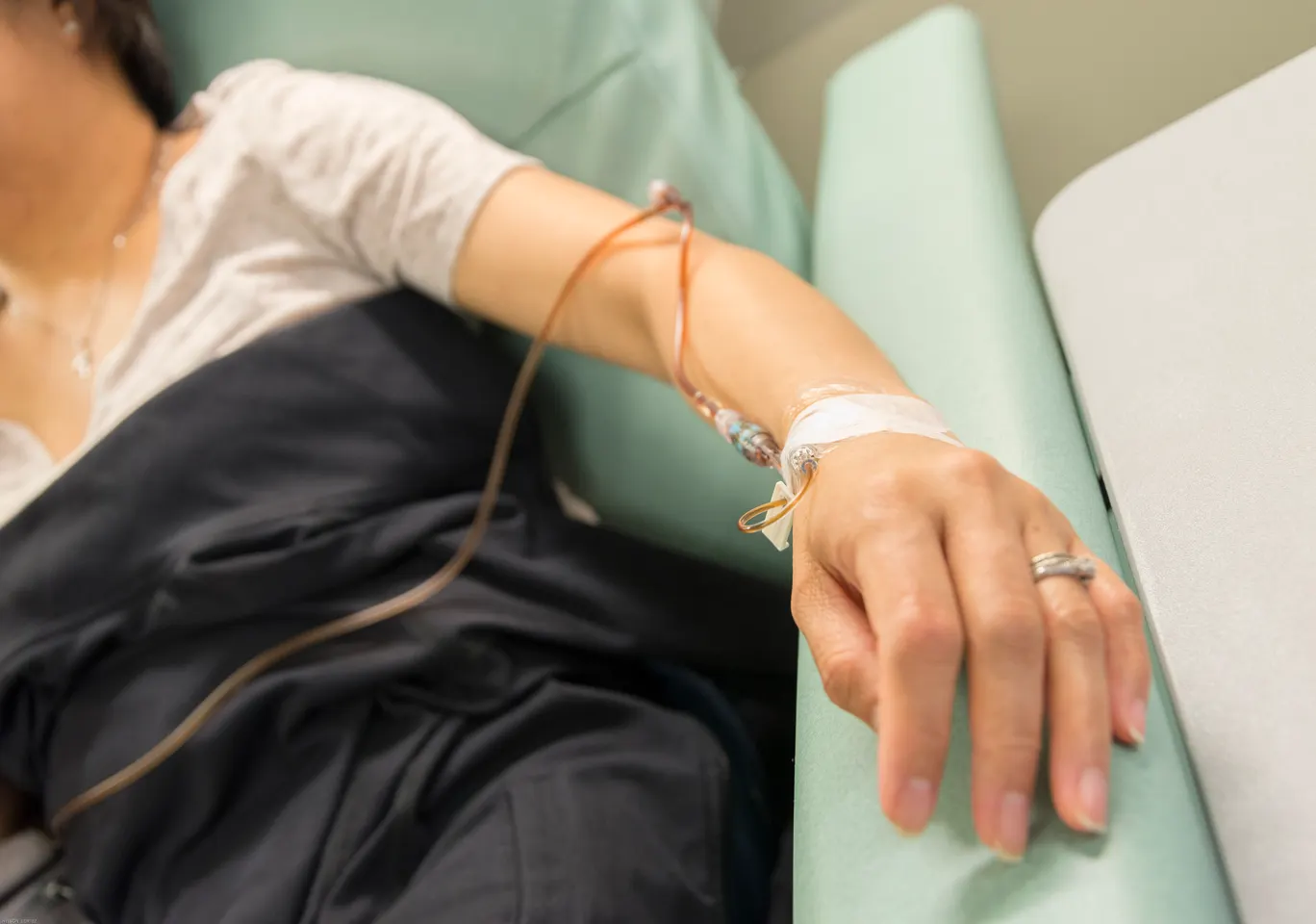 Kroplówki witaminowe Braniewo: ręka z podłączoną linią infuzyjną w trakcie zabiegu
